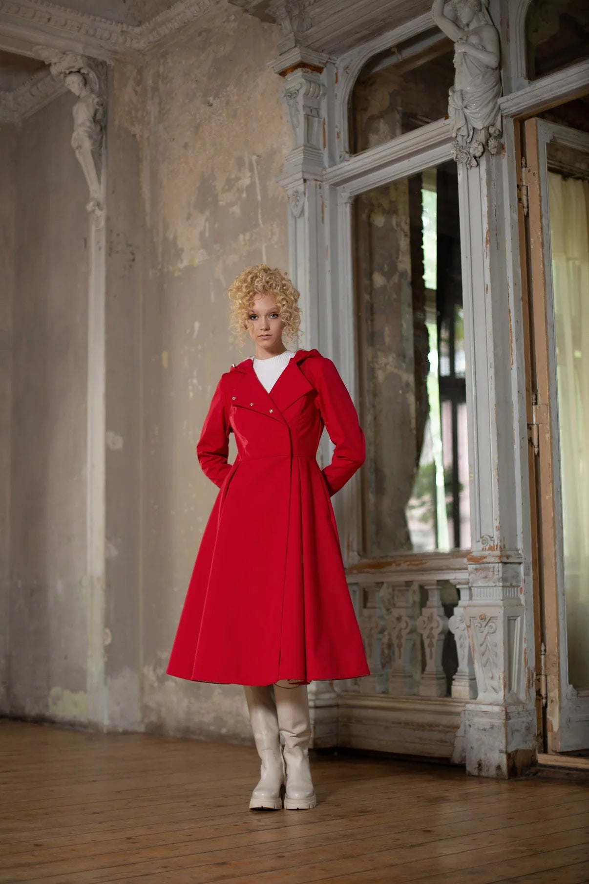 Knallrød dobbeltspent kåpe med utsving fra RainSisters | 'Queen of Hearts'