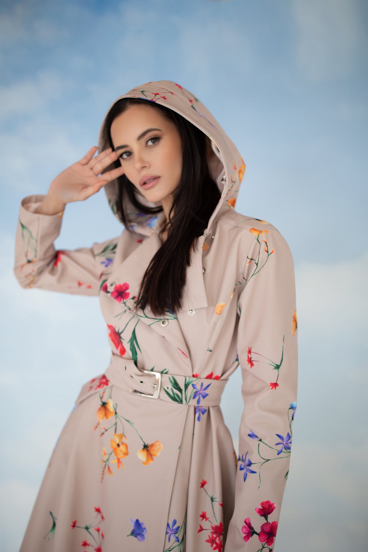 Beige trenchcoat med fargerikt blomstertrykk og belte  fra RainSisters | 'Spring Bloom'