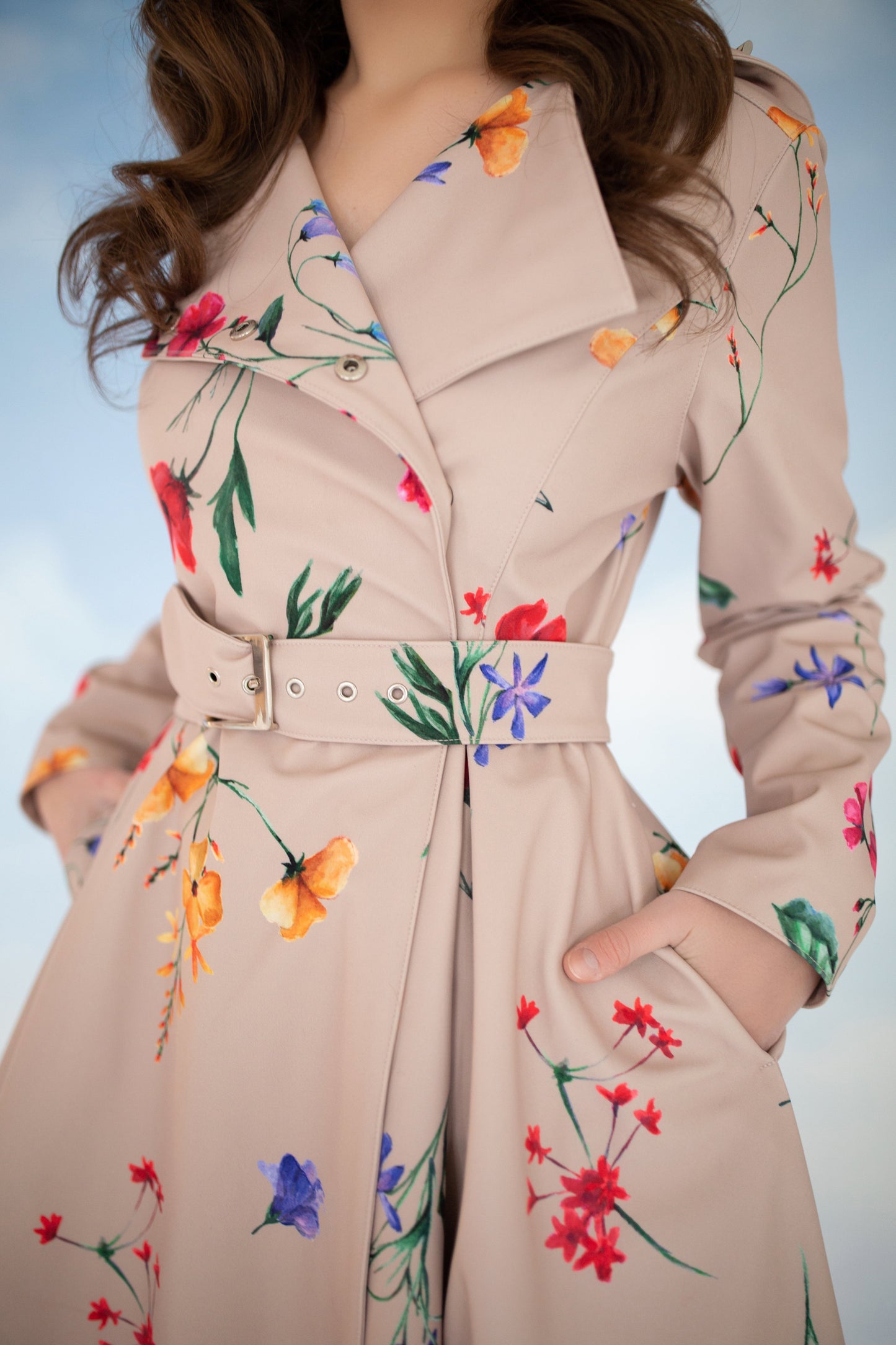 Beige trenchcoat med fargerikt blomstertrykk og belte  fra RainSisters | 'Spring Bloom'